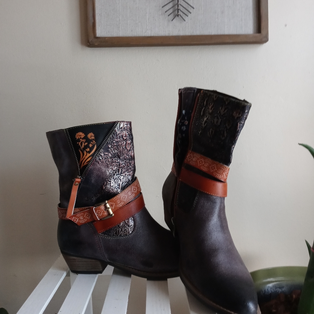 Soffia  Black Flame Buckle Western Boots 10